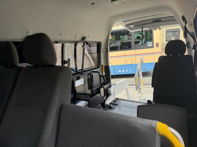 ハイエースバン Ｂタイプ　福祉車両　車いすリフト車　車いす２基　１０人乗り　サイドステップ（25枚目）