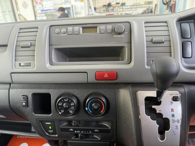 ハイエースバン Ｂタイプ　福祉車両　車いすリフト車　車いす２基　１０人乗り　サイドステップ（27枚目）