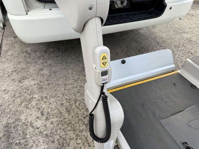 ハイエースバン Ｂタイプ　福祉車両　車いすリフト車　車いす２基　１０人乗り　サイドステップ（28枚目）