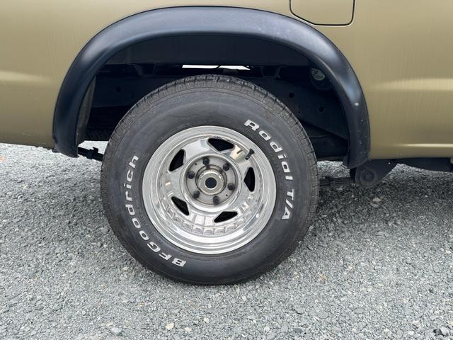 ダットサンピックアップ キングキャブ AX 色替車 社外オーバーフェンダー 15インチAW BFグッドリッチタイヤ ナビTVBluetooth MOMOステアリング コラムAT ETC キーレス タイミングチェーンエンジン NOx・PM適合(17枚目)