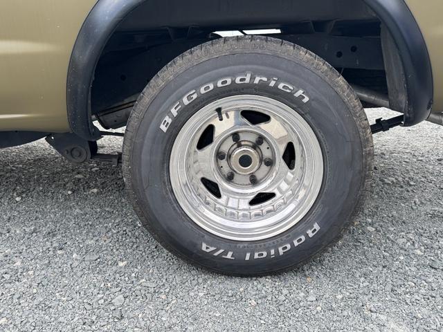 ダットサンピックアップ キングキャブ AX 色替車 社外オーバーフェンダー 15インチAW BFグッドリッチタイヤ ナビTVBluetooth MOMOステアリング コラムAT ETC キーレス タイミングチェーンエンジン NOx・PM適合(18枚目)