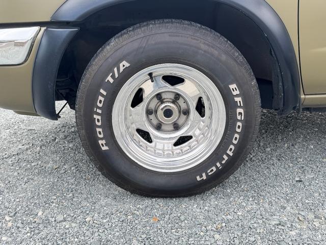 ダットサンピックアップ キングキャブ AX 色替車 社外オーバーフェンダー 15インチAW BFグッドリッチタイヤ ナビTVBluetooth MOMOステアリング コラムAT ETC キーレス タイミングチェーンエンジン NOx・PM適合(19枚目)