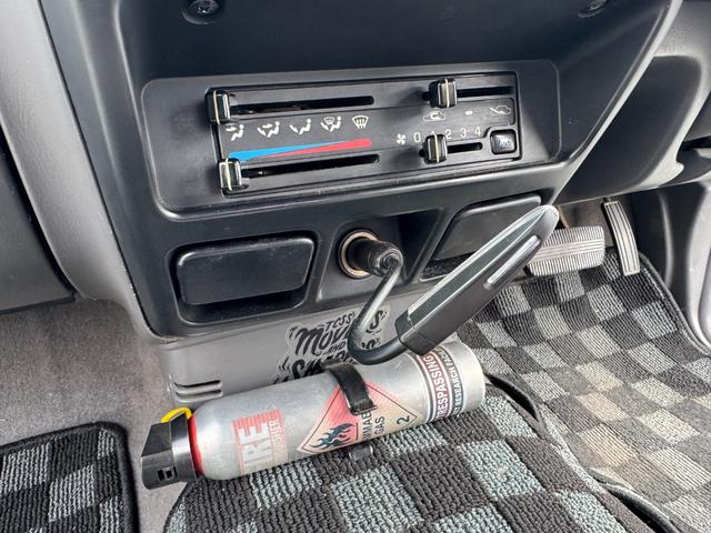 ダットサンピックアップ キングキャブ AX 色替車 社外オーバーフェンダー 15インチAW BFグッドリッチタイヤ ナビTVBluetooth MOMOステアリング コラムAT ETC キーレス タイミングチェーンエンジン NOx・PM適合(31枚目)