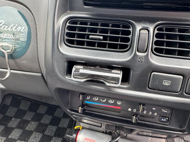 ダットサンピックアップ キングキャブ AX 色替車 社外オーバーフェンダー 15インチAW BFグッドリッチタイヤ ナビTVBluetooth MOMOステアリング コラムAT ETC キーレス タイミングチェーンエンジン NOx・PM適合(38枚目)