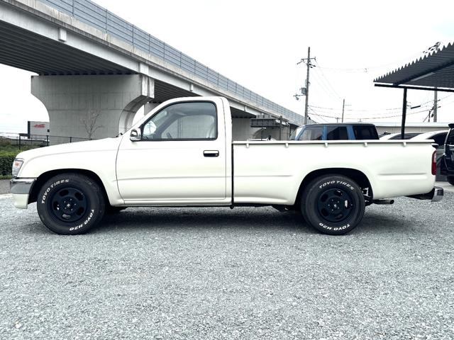 ハイラックス ＤＸ　ＲＺＮ１４７　ＮＯｘ・ＰＭ適合　ローダウン　ＴＯＹＯ　Ｈ２Ｏホワイトレタータイヤ　ＭＬＪ　Ｄ：ＳＬＯＴ１６インチアルミＪＷＬ－Ｔ　社外サイド出しマフラー　シートカバー　ＵＳステップバンパー（6枚目）