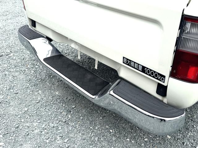 ハイラックス ＤＸ　ＲＺＮ１４７　ＮＯｘ・ＰＭ適合　ローダウン　ＴＯＹＯ　Ｈ２Ｏホワイトレタータイヤ　ＭＬＪ　Ｄ：ＳＬＯＴ１６インチアルミＪＷＬ－Ｔ　社外サイド出しマフラー　シートカバー　ＵＳステップバンパー（12枚目）