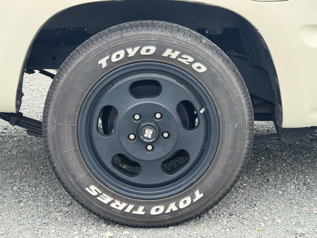 ハイラックス ＤＸ　ＲＺＮ１４７　ＮＯｘ・ＰＭ適合　ローダウン　ＴＯＹＯ　Ｈ２Ｏホワイトレタータイヤ　ＭＬＪ　Ｄ：ＳＬＯＴ１６インチアルミＪＷＬ－Ｔ　社外サイド出しマフラー　シートカバー　ＵＳステップバンパー（14枚目）