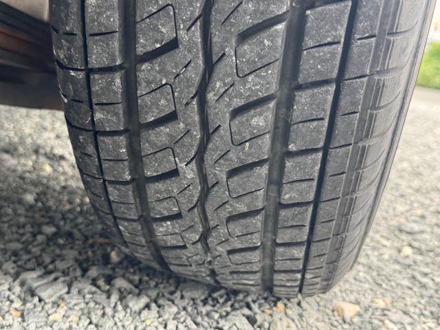 ハイラックス ＤＸ　ＲＺＮ１４７　ＮＯｘ・ＰＭ適合　ローダウン　ＴＯＹＯ　Ｈ２Ｏホワイトレタータイヤ　ＭＬＪ　Ｄ：ＳＬＯＴ１６インチアルミＪＷＬ－Ｔ　社外サイド出しマフラー　シートカバー　ＵＳステップバンパー（19枚目）