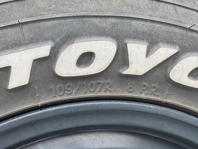 ハイラックス ＤＸ　ＲＺＮ１４７　ＮＯｘ・ＰＭ適合　ローダウン　ＴＯＹＯ　Ｈ２Ｏホワイトレタータイヤ　ＭＬＪ　Ｄ：ＳＬＯＴ１６インチアルミＪＷＬ－Ｔ　社外サイド出しマフラー　シートカバー　ＵＳステップバンパー（22枚目）