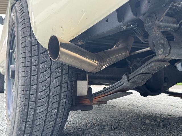 ハイラックス ＤＸ　ＲＺＮ１４７　ＮＯｘ・ＰＭ適合　ローダウン　ＴＯＹＯ　Ｈ２Ｏホワイトレタータイヤ　ＭＬＪ　Ｄ：ＳＬＯＴ１６インチアルミＪＷＬ－Ｔ　社外サイド出しマフラー　シートカバー　ＵＳステップバンパー（23枚目）