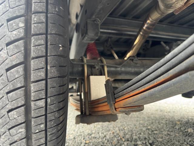 ハイラックス ＤＸ　ＲＺＮ１４７　ＮＯｘ・ＰＭ適合　ローダウン　ＴＯＹＯ　Ｈ２Ｏホワイトレタータイヤ　ＭＬＪ　Ｄ：ＳＬＯＴ１６インチアルミＪＷＬ－Ｔ　社外サイド出しマフラー　シートカバー　ＵＳステップバンパー（44枚目）