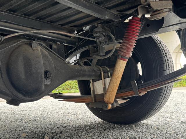 ハイラックス ＤＸ　ＲＺＮ１４７　ＮＯｘ・ＰＭ適合　ローダウン　ＴＯＹＯ　Ｈ２Ｏホワイトレタータイヤ　ＭＬＪ　Ｄ：ＳＬＯＴ１６インチアルミＪＷＬ－Ｔ　社外サイド出しマフラー　シートカバー　ＵＳステップバンパー（45枚目）