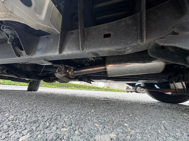 ハイラックス ＤＸ　ＲＺＮ１４７　ＮＯｘ・ＰＭ適合　ローダウン　ＴＯＹＯ　Ｈ２Ｏホワイトレタータイヤ　ＭＬＪ　Ｄ：ＳＬＯＴ１６インチアルミＪＷＬ－Ｔ　社外サイド出しマフラー　シートカバー　ＵＳステップバンパー（48枚目）