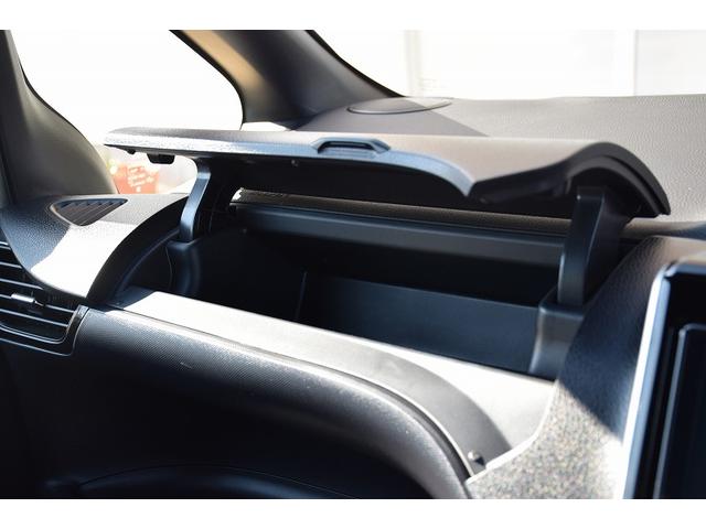 ヴォクシー ZS 煌III ワンオーナー 純正9インチナビ バックカメラ フルセグTV 両側パワースライドドア ETC ドライブレコーダー LEDヘッドライト オートライト セーフティーセンス スマートキー&プッシュスタート(18枚目)