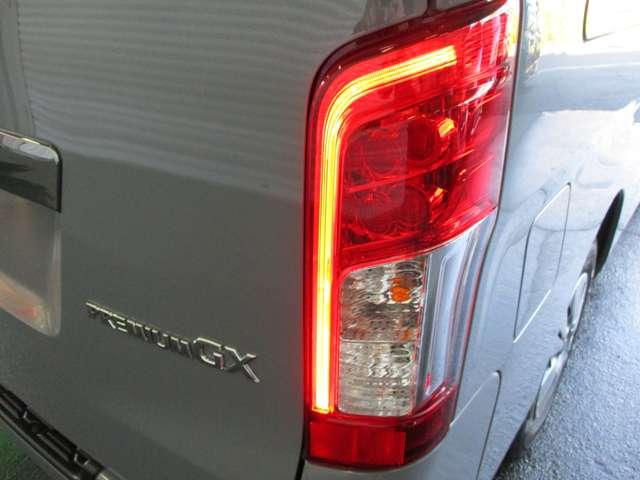 新型キャラバンGRANDプレミアムGX純正テールランプ 運転席側