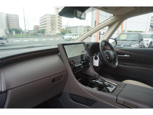 アルファードハイブリッド エグゼクティブラウンジ　登録済未使用　ホワイトレザー　１４インチＤＡプラス　ＪＢＬサウンド　１４インチリアエンターテインメント　ユニバーサルステップ　１９インチアルミ　左右独立ムーンルーフ　全周囲カメラ　ブラインドスポットＭ（19枚目）