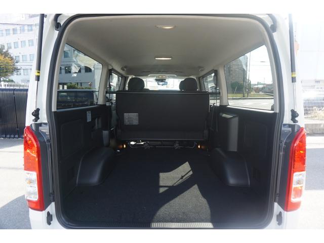バンの荷室は、高い積載性を実現する、様々な工夫を施しました。積み下ろしのしやすい高さ・広さを確保すると同時に、使う人の負担を軽減する装備を搭載。より安全で迅速な作業性に配慮しています。