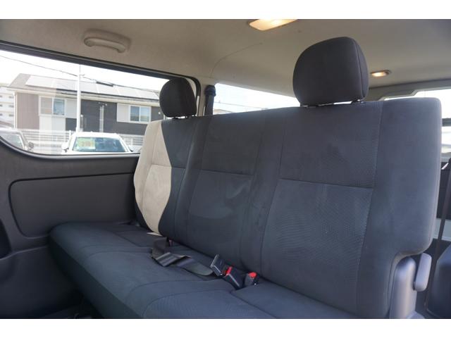 セカンドシートも広々しております！長距離ドライブでもゆったりくつろげます★