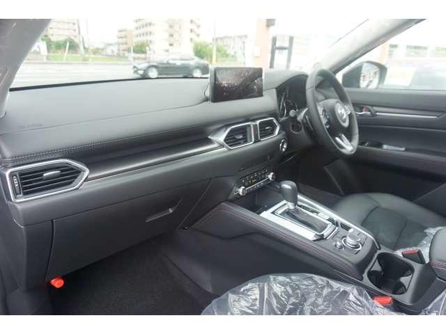 ＣＸ－５ ＸＤ　ブラックセレクション　登録済未使用車　パワーバックドア　３６０度カメラ　シートヒーター　衝突軽減ブレーキ　ハーフレザーシート　アップルカープレイ対応　ＬＥＤヘッドライト　クリアランスソナー　ヘッドアップディスプレイ（17枚目）