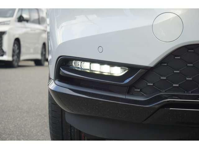 ヴェゼル ｅ：ＨＥＶ　Ｚ・ＰＬａＹパッケージ　登録済未使用車　Ｈｏｎｄａ　ＣＯＮＮＥＣＴディスプレー　ブラインドスポットモニター　ＬＥＤヘッドライト　シートヒーター　ビルトインＥＴＣ２．０　バックモニター　ハンズフリーアクセスパワーテールゲート（14枚目）