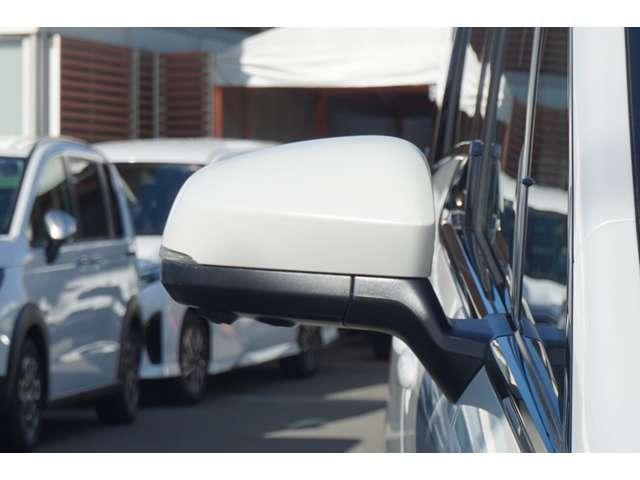 �u���C���h�X�|�b�g���j�^�[�I���s���A�h�A�~���[�ł͊m�F���ɂ����㑤���G���A�ɑ��݂���ԗ��ɉ����āA�אڂ���Ԑ��̖�U�O������܂Ń��j�^�[���A�}�ڋ߂��Ă���ԗ������m���܂��B