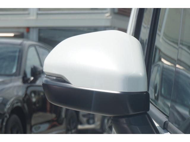 �u���C���h�X�|�b�g���j�^�[�I���s���A�h�A�~���[�ł͊m�F���ɂ����㑤���G���A�ɑ��݂���ԗ��ɉ����āA�אڂ���Ԑ��̖�U�O������܂Ń��j�^�[���A�}�ڋ߂��Ă���ԗ������m���܂��B