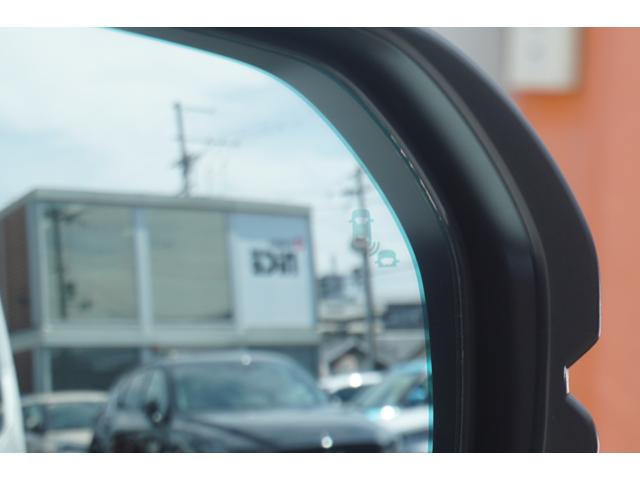 �u���C���h�X�|�b�g���j�^�[�I���s���A�h�A�~���[�ł͊m�F���ɂ����㑤���G���A�ɑ��݂���ԗ��ɉ����āA�אڂ���Ԑ��̖�U�O������܂Ń��j�^�[���A�}�ڋ߂��Ă���ԗ������m���܂��B