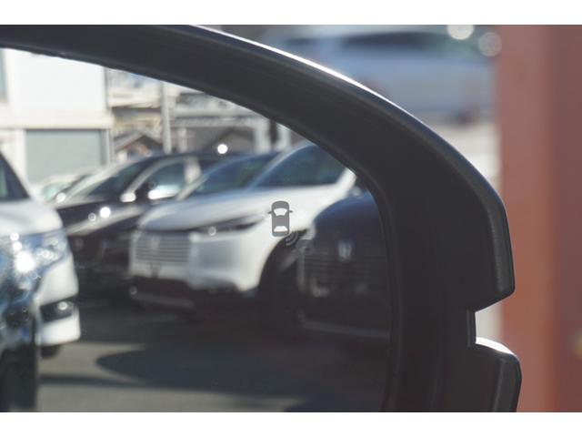 �u���C���h�X�|�b�g���j�^�[�I���s���A�h�A�~���[�ł͊m�F���ɂ����㑤���G���A�ɑ��݂���ԗ��ɉ����āA�אڂ���Ԑ��̖�U�O������܂Ń��j�^�[���A�}�ڋ߂��Ă���ԗ������m���܂��B