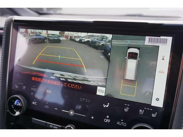 �p�m���~�b�N�r���[���j�^�[�@�ԗ����ォ�猩���悤�ȉf�����f�B�X�v���C�I�[�f�B�I��ʂɕ\���B�^�]�Ȃ���̖ڎ������ł͌��ɂ����A�ԗ����ӂ̏󋵂����A���^�C���ł�������m�F�ł��܂��B