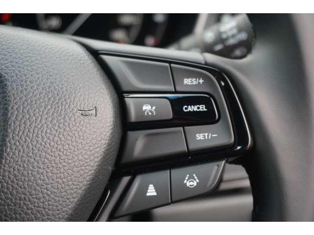 ���[�_�[�N���[�Y�R���g���[���B�~���g���[�_�[�ƒP��J�����Ő�s�Ԃ�F�����A�ԑ��ɉ������Ԋԋ�����ۂ��Ȃ���Ǐ]���s���x�����܂��B