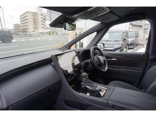 アルファード Ｚ　左右独立ムーンルーフ　１４インチナビ　パノラミックビューモニター　デジタルインナーミラー　ブラインドスポットモニター　パワーバックドア　３眼ＬＥＤヘッドランプ　禁煙車　純正１８インチアルミホイール（18枚目）