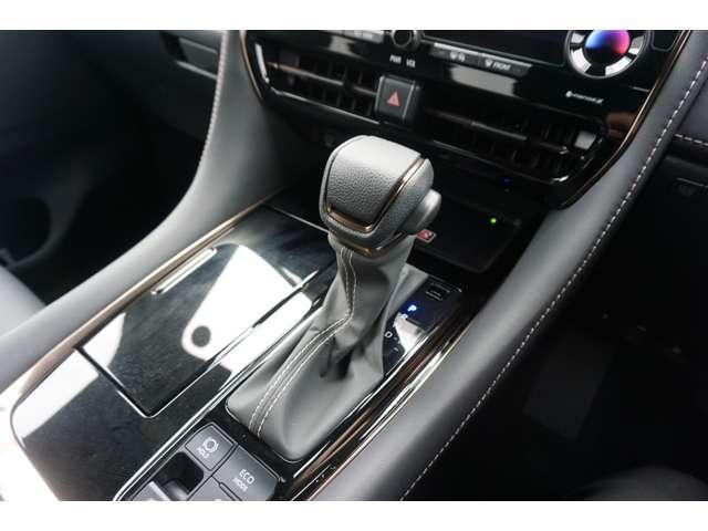 アルファード Ｚ　左右独立ムーンルーフ　１４インチナビ　パノラミックビューモニター　デジタルインナーミラー　ブラインドスポットモニター　パワーバックドア　３眼ＬＥＤヘッドランプ　禁煙車　純正１８インチアルミホイール（20枚目）