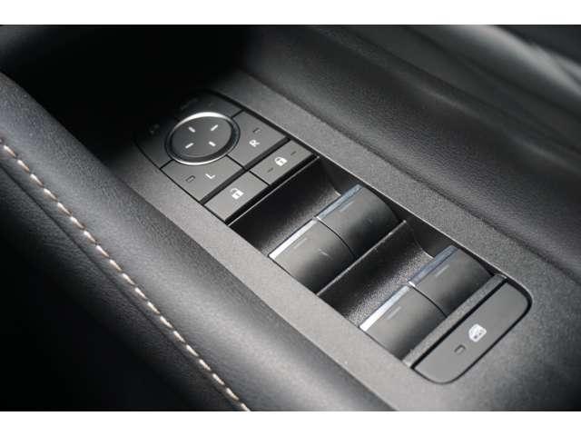 アルファード Ｚ　左右独立ムーンルーフ　１４インチナビ　パノラミックビューモニター　デジタルインナーミラー　ブラインドスポットモニター　パワーバックドア　３眼ＬＥＤヘッドランプ　禁煙車　純正１８インチアルミホイール（35枚目）