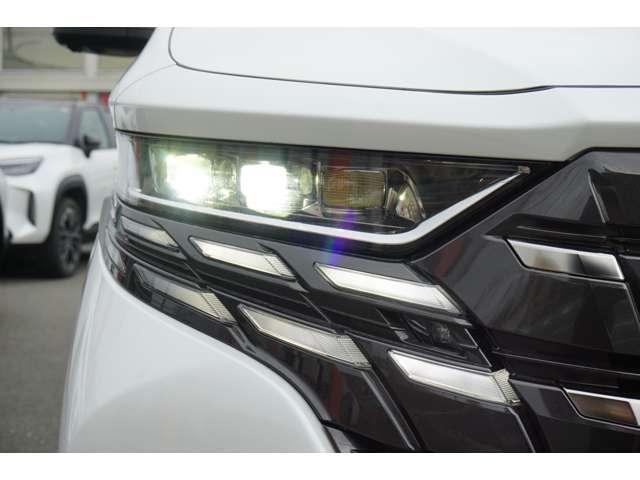 アルファード Ｚ　左右独立ムーンルーフ　１４インチナビ　パノラミックビューモニター　デジタルインナーミラー　ブラインドスポットモニター　パワーバックドア　３眼ＬＥＤヘッドランプ　禁煙車　純正１８インチアルミホイール（76枚目）