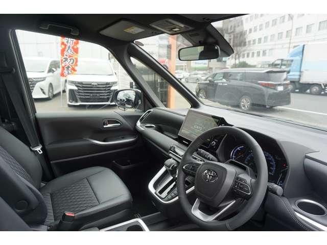 ノア ハイブリッドＳ－Ｚ　快適利便パッケージ　１０．５インチディスプレイ　フルセグＴＶ　ＣＤ／ＤＶＤデッキ１列目・２列目シートヒーター付き　ステアリングヒーター　ハーフレザーシート　パワーバックドア　両側パワースライドドア（17枚目）