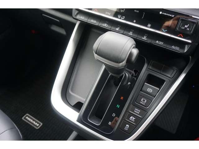 ノア ハイブリッドＳ－Ｚ　快適利便パッケージ　１０．５インチディスプレイ　フルセグＴＶ　ＣＤ／ＤＶＤデッキ１列目・２列目シートヒーター付き　ステアリングヒーター　ハーフレザーシート　パワーバックドア　両側パワースライドドア（20枚目）