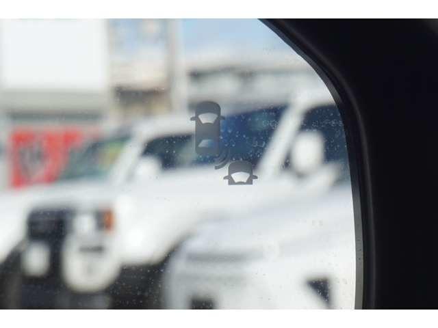 �u���C���h�X�|�b�g���j�^�[�I���s���A�h�A�~���[�ł͊m�F���ɂ����㑤���G���A�ɑ��݂���ԗ��ɉ����āA�אڂ���Ԑ��̖�U�O������܂Ń��j�^�[���A�}�ڋ߂��Ă���ԗ������m���܂��B