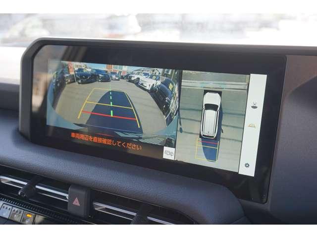 �p�m���~�b�N�r���[���j�^�[�@�ԗ����ォ�猩���悤�ȉf�����f�B�X�v���C�I�[�f�B�I��ʂɕ\���B�^�]�Ȃ���̖ڎ������ł͌��ɂ����A�ԗ����ӂ̏󋵂����A���^�C���ł�������m�F�ł��܂��B