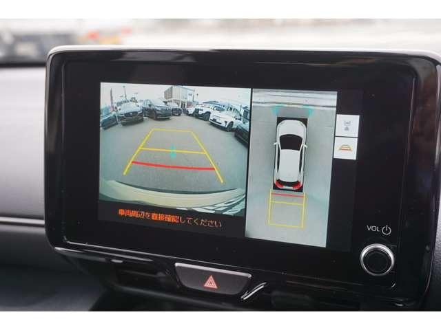 �p�m���~�b�N�r���[���j�^�[�@�ԗ����ォ�猩���悤�ȉf�����f�B�X�v���C�I�[�f�B�I��ʂɕ\���B�^�]�Ȃ���̖ڎ������ł͌��ɂ����A�ԗ����ӂ̏󋵂����A���^�C���ł�������m�F�ł��܂��B