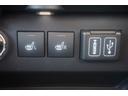 シートヒーター(運転席・助手席)運転席・助手席にヒーターを配置。長時間のドライブで負担のかかりやすい肩や腰、寒い日や夏の冷房中に冷えやすい下肢を温めます。