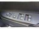 ドアの施錠で自動格納、解錠で自動展開。ドアの施錠・解錠に連動してドアミラーを格納・展開。狭い駐車場に駐める時に便利な機能です。