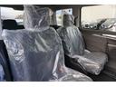 7人乗りのセカンドシートは、独立した2名乗車とし、それぞれにアームレストも備え、左右のシート間隔にも余裕をもたせました。