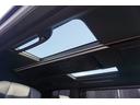 左右独立ムーンルーフ（電動シェード＆挟み込み防止機能付）スーパーロングオーバーヘッドコンソールにあわせて、２列目の右席と左席にそれぞれ配置した新開発の左右独立ムーンルーフ！