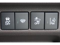 電動でらくらく開閉。リモコンや運転席のスイッチ操作のほか、ドアハンドルを少し引くだけでリアドアが自動開閉します。両側パワースライドドア 7