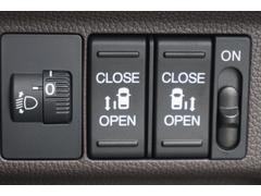 電動でらくらく開閉。リモコンや運転席のスイッチ操作のほか、ドアハンドルを少し引くだけでリアドアが自動開閉します。両側パワースライドドア 7