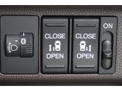電動でらくらく開閉。リモコンや運転席のスイッチ操作のほか、ドアハンドルを少し引くだけでリアドアが自動開閉します。両側パワースライドドア 5