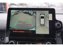 パノラミックビューモニター　車両を上から見たような映像をディスプレイオーディオ画面に表示。運転席からの目視だけでは見にくい、車両周辺の状況をリアルタイムでしっかり確認できます。 6