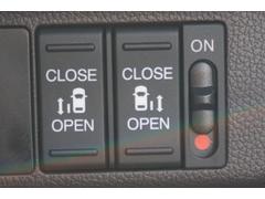 【標準装備】リア両側パワースライドドア！リモコンや運転席のスイッチ操作のほか、ドアハンドルを少し引くだけでリアドアが自動開閉します。 7