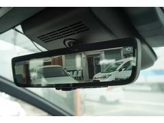 デジタルインナーミラー車両後方カメラの映像をインナーミラー内のディスプレイに表示。ヘッドレストや荷物などで視界を遮られずに後方を確認することが可能です。 5