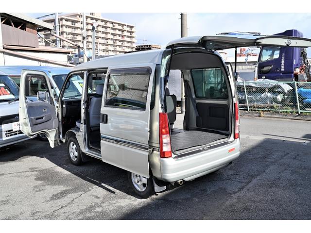 サンバーバン ディアス　５速ミッション車　後期型　サイドデカール　入手困難な丸フォグ！　ＰＳ　ＰＷ　ＡＢＳ　純正アルミホイール　エアバッグ（2枚目）